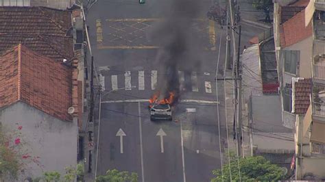 Carro Pega Fogo E Interdita Rua Na Tijuca Zona Norte Do Rio Rio De