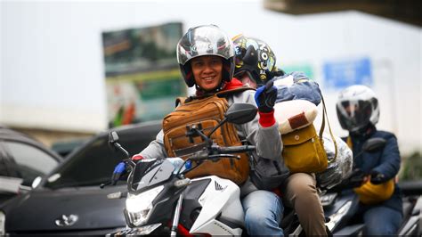 Antusias Pemudik Motor Lintasi Jalan Raya Kalimalang Untuk Mudik Lebaran