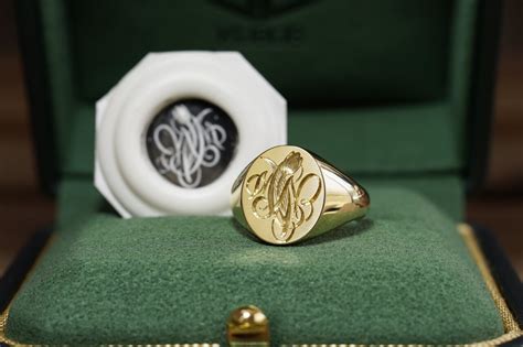 Hand Engraved Oval Signet Ring K18YG MNチューリップ KUBUS