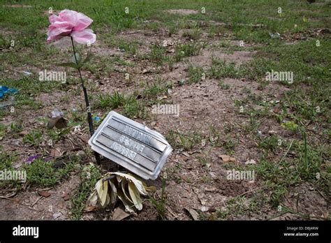 Falfurrias Texas Graves In Sacred Heart Cemetery Where The Remains