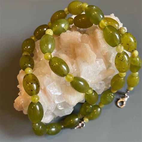 Бусы из нефрита купить в интернет-магазине Ярмарка Мастеров по цене ...
