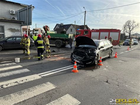 Zderzenie samochodu ciężarowego i osobowego na ulicy Prószkowskiej w