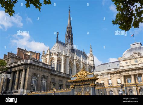 Vista exterior de la Santa Capilla Sainte Chapelle de París Francia