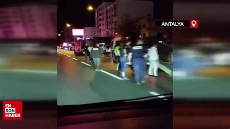 Antalya da minibüs park halindeki kamyona ok gibi saplandı