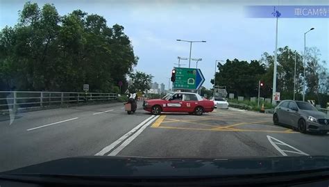 車cam直擊｜粉嶺的士亂越雙白線u Turn 鐵騎士逃過一劫 Am730