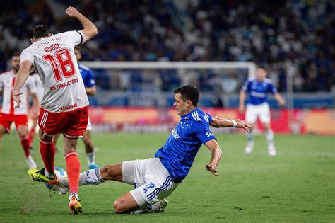 Dinenno do Cruzeiro sofre grave lesão no joelho passa por cirurgia e