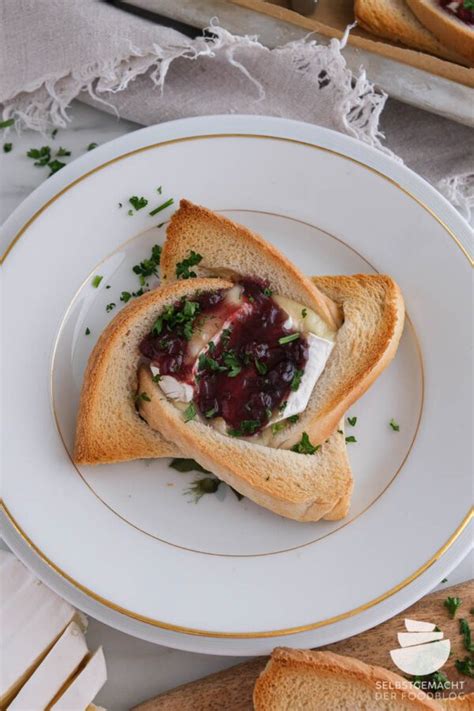 Überbackener Toast mit Camembert und Preiselbeeren Twisted Toast