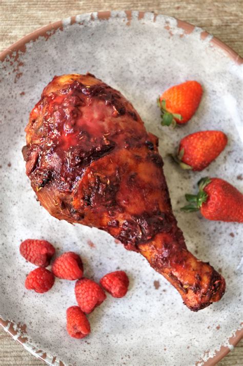 Pierna De Pavo Al Horno En Salsa De Frutos Rojos Escosa De Buen Sabor