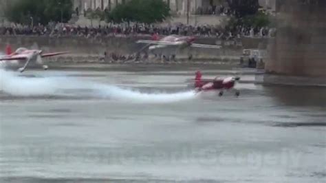 Un avion sur le point de se crasher en passant sous un pont Vidéo