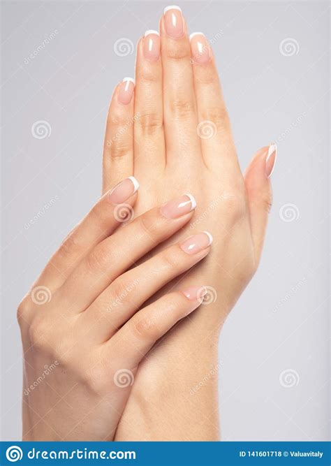 Belle Mani Femminili Mani Con Il Bello Manicure Francese Unghie Della