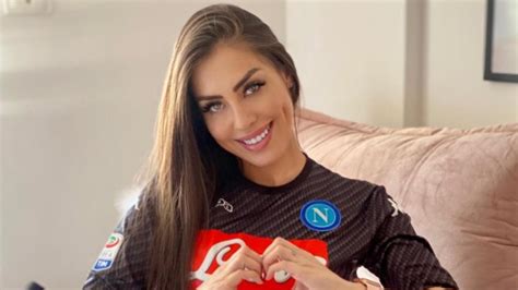 Chi è Dessa Nunes la modella super tifosa del Napoli