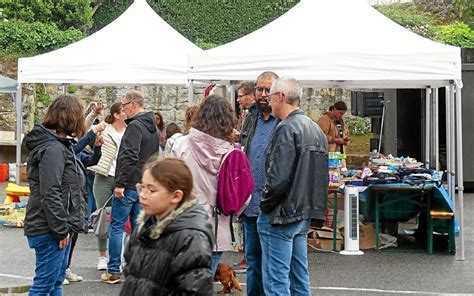 À Audierne la pluie na pas gâché le troc et puces de lécole Sainte