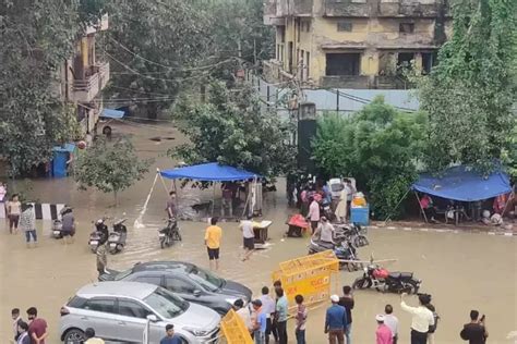 Delhi Flood दिल्ली के सिविल लाइंस इलाके के बंगलों में घुसा पानी मेट्रो भी हुई स्लो स्कूल बंद