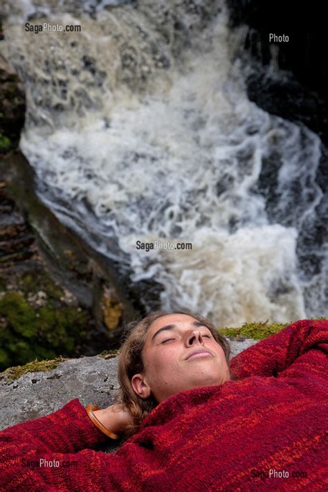 Photo De LORELEI JEUNE FEMME SE REPOSANT AU BORD DE LA CASCADE DES