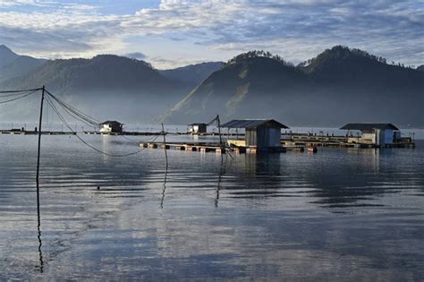 Foto Menikmati Indahnya Pemandangan Danau Laut Tawar Takengon Aceh