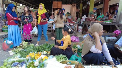 K Indonesian People Daily Lifestyle At Local Market Morning