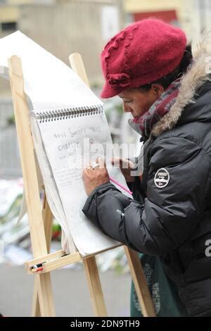 Fleurs Bougies Messages Et Stylos En Hommage Aux 12 Personnes Qui