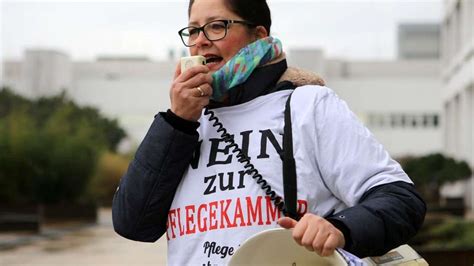 Protest Vor G Ttinger Uni Klinik Pfleger Demonstrieren Gegen Pflegekammer