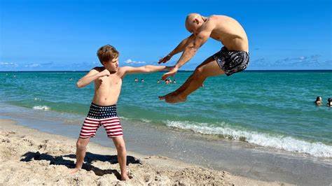 Das St Rkste Kind Der Welt K Mpft Gegen Einen Bodybuilder Am Strand