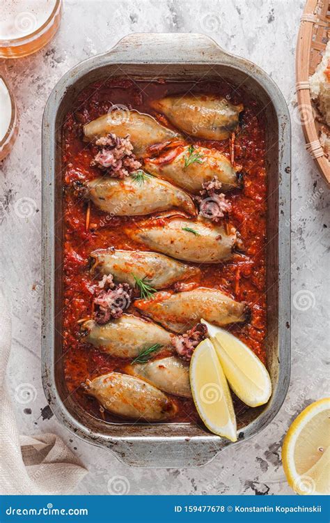 Deliciosos Calamares Rellenos Con Salsa De Tomate Foto De Archivo