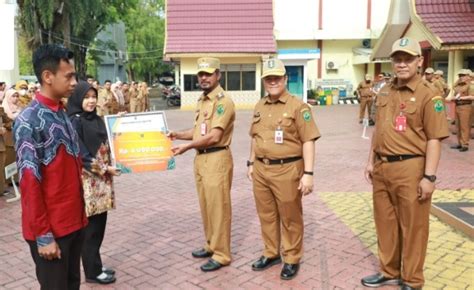 Pj Bupati HSU Serahkan Piagam Penghargaan Perpustakaan Desa Terbaik