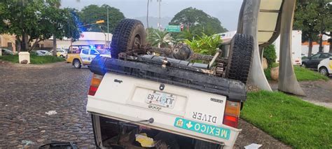 Aparatosa volcadura en Avenida Fluvial Vallarta evita colisión con