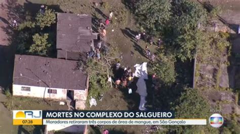 Vídeo Moradores recolhem corpos no Complexo do Salgueiro em São