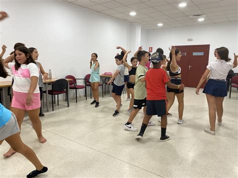 Los jóvenes se divierten en el taller de expresión corporal y danza