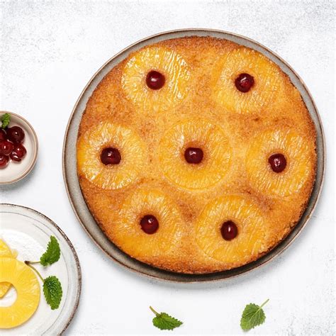 Torta casera de piña al revés con cerezas confitadas Foto Premium