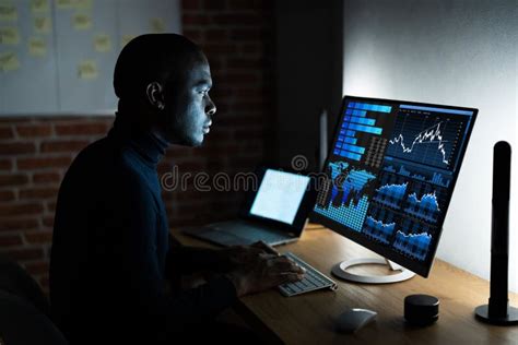 Analista De Negocios Africano Trabajando Hasta Tarde Foto De Archivo