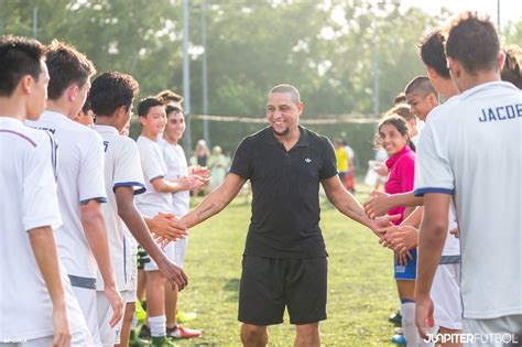 Real Madrid Foundation’s Roberto Carlos Visits Singapore – Junpiter Futbol