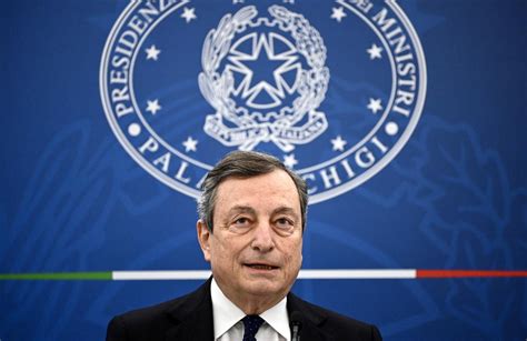 Primer Ministro Italiano Mario Draghi Se Vacunar Con Astrazeneca