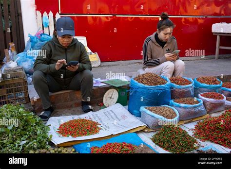 Laos Chili Pepper Venditori Sui Loro Telefoni Cellulari Nel Mercato