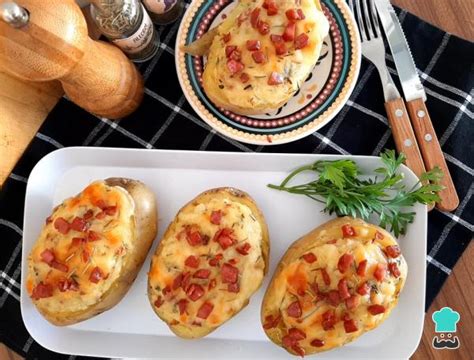 Batata Recheada Com Calabresa Queijo Muçarela Requeijão Cremoso E Ervas