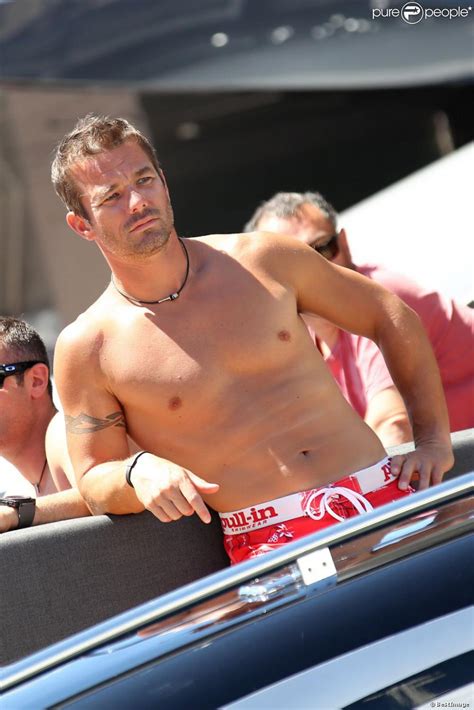 Sébastien Loeb tout en muscles et en vacances dans le port de Saint