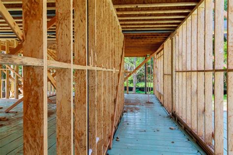 La Maison De Structure De Bois Bâton a Construit Le Nouveau Toit En