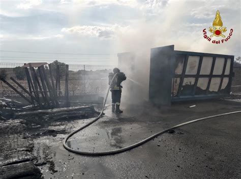 Guidonia Enorme Incendio Boschivo Le Fiamme Raggiungono Le Case