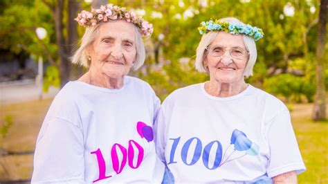 Twin Sisters Celebrate Th Birthday With Cake And Crowns Youtube