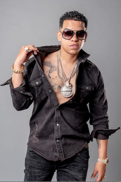 J Alvarez Celebra El éxito De Su Canción The Playlist Wow La Revista