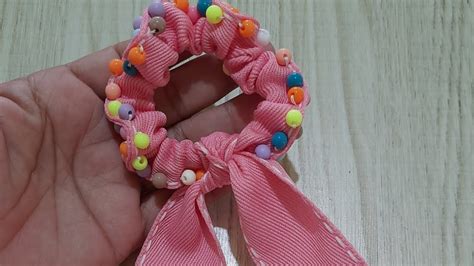 Scrunchie de Fita Pedras Ateliê Tiça Laços YouTube