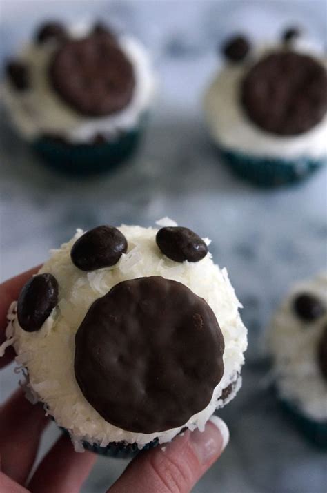 Polar Bear Paw Print Cupcakes We Re Calling Shenanigans