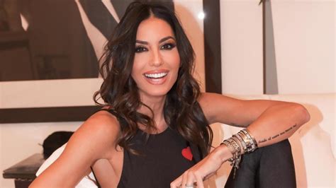 Elisabetta Gregoraci in casa non rinuncia alla sensualità indossa la