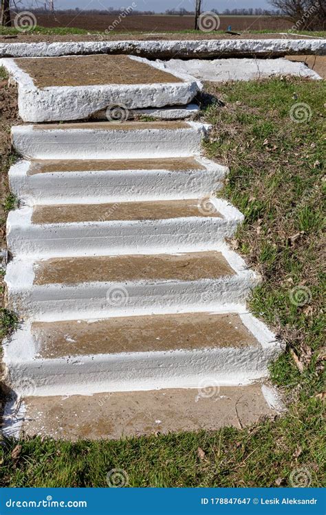 Una Vecchia Scala Esterna Di Pietra Gradini Di Cemento Di Pietra Delle