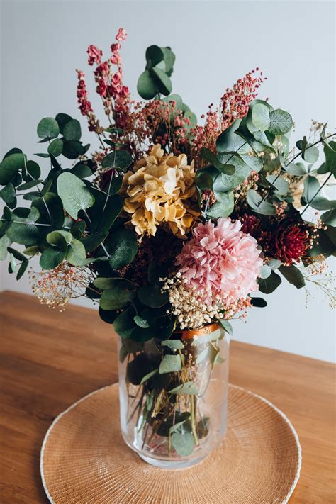 Jarr N De Cristal Elegante Con Flores Rosas Y Granates