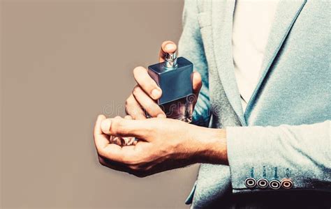 Hombres Perfumes Botella De Colonia De Moda Hombre En Traje Formal