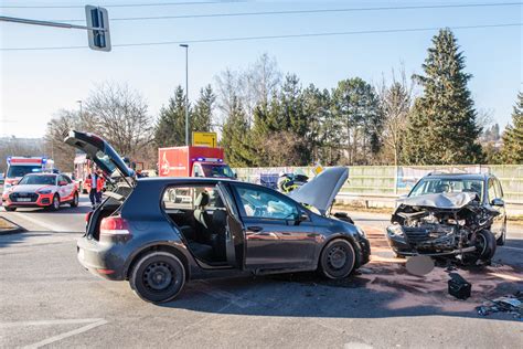 Unfall Bei Talaue In Waiblingen Drei Verletzte Und Euro Schaden