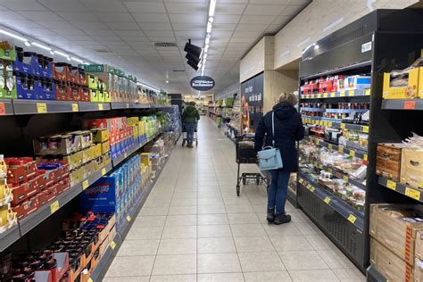 Aldi Rewe Co Kunden M Ssen Verzichten Gro E L Cke Im Regal