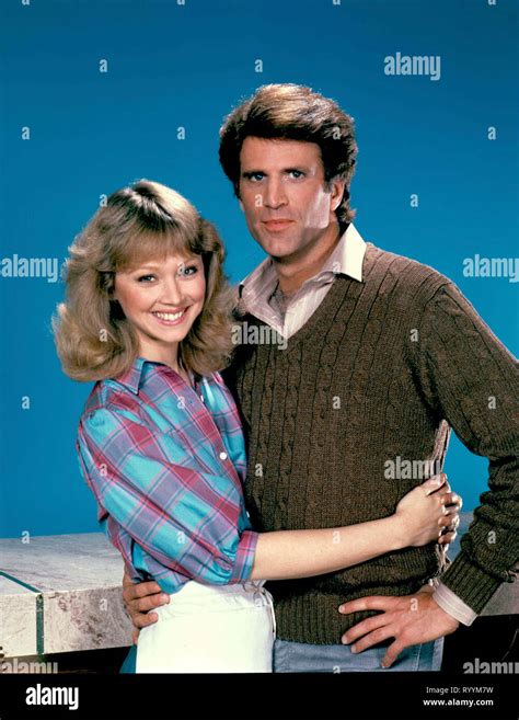 SHELLEY LONG, TED DANSON, CHEERS, 1982 Stock Photo - Alamy