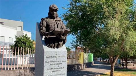 Estatua A Casiodoro De Reina Autor De La Biblia Del Oso Vive La Biblia