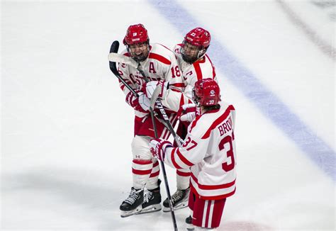 Boston University Sweeps Umass Men S Hockey With 5 1 Win In Game 2